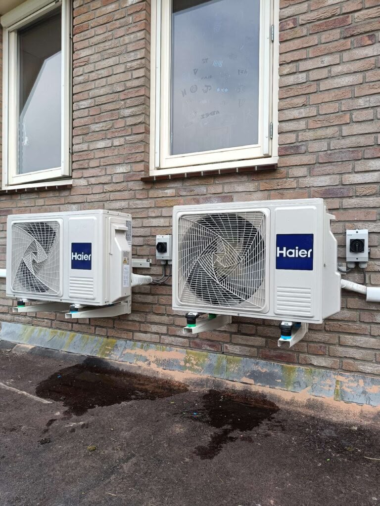 Warmtepomp- en airco-buitenunits van Enervea aan een gevel