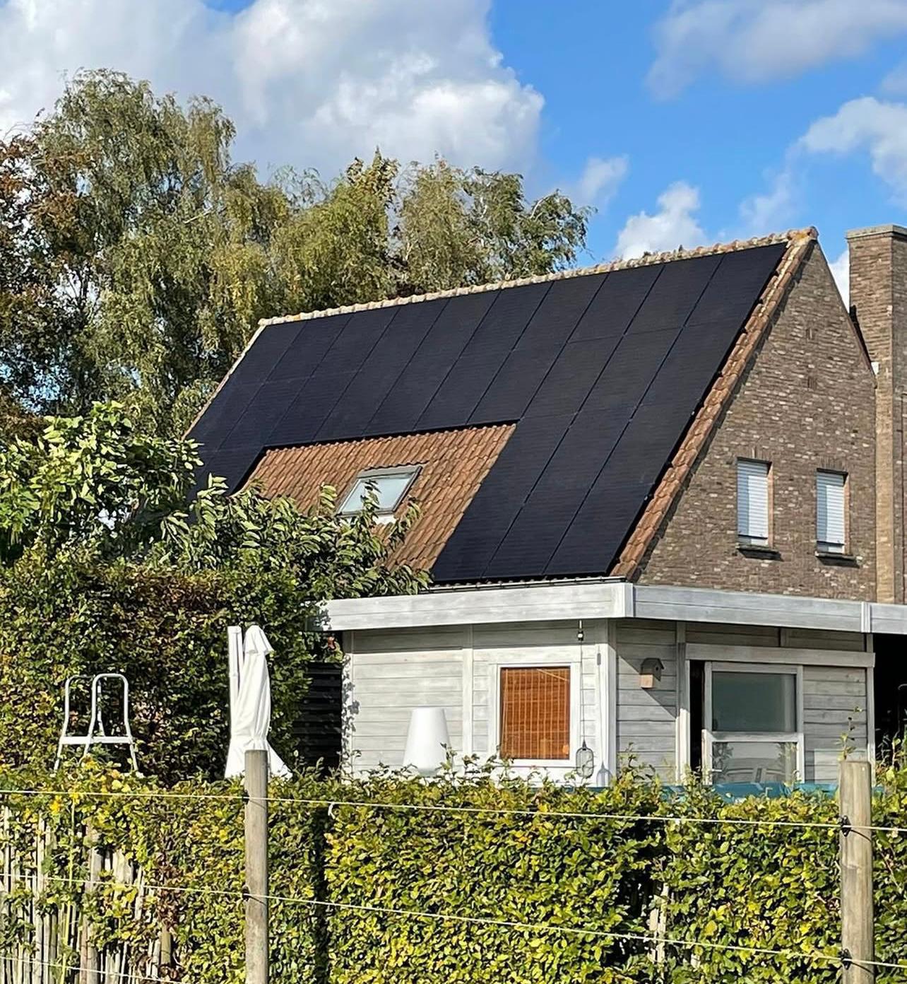 Zonnepanelen van Enervea geplaatst op een hellend dak