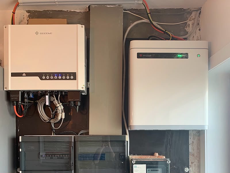 Thuisbatterij en omvormer van Enervea gemonteerd aan een muur