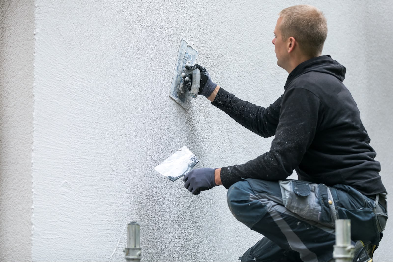Gevelwerken van Enervea: woning met strakke witte crepi-afwerking